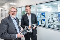 AgroCares und trinamiX schließen Partnerschaft zur Weiterentwicklung einer mobilen Lösung für Nährwertanalysen.  Im Bild: Henri Hekman, CEO und Gründer von AgroCares, und Dr. Christian Nitschke, Director IR Sensing & Spectroscopy Solutions Business bei trinamiX. AgroCares und trinamiX schließen Partnerschaft zur Weiterentwicklung einer mobilen Lösung für Nährwertanalysen.  Im Bild: Henri Hekman, CEO und Gründer von AgroCares, und Dr. Christian Nitschke, Director IR Sensing & Spectroscopy Solutions Business bei trinamiX.