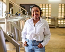 Die Gründerin von Food4Education, Wawira Njiru, in der neuen Dampfküche. Die Gründerin von Food4Education, Wawira Njiru, in der neuen Dampfküche.