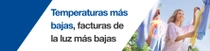 Una mujer sonriente cuelga la ropa en una cuerda de tender en el exterior. Una espiral de luz revolotea sobre la ropa. En el texto de la imagen pone: “Temperaturas más bajas, facturas de energía más bajas”.