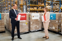 Chairman of BASF’s Board of Executive Directors Martin Brudermüller hands over a donation of more than 1 million protective masks to the Prime Minister of Rhineland-Palatinate Malu Dreyer. Photo: BASF SE Chairman of BASF’s Board of Executive Directors Martin Brudermüller hands over a donation of more than 1 million protective masks to the Prime Minister of Rhineland-Palatinate Malu Dreyer. Photo: BASF SE