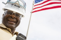 Kenneth Haynes, Techniker in der Anilin-Anlage, gibt Informationen über ein Funksprechgerät weiter. Anilin des BASF Verbundstandorts Geismar, Louisiana, wird für die Produktion von Farben, Arzneimitteln und die Erdölraffinerie verwendet. Anilin ist auch ein Baustein für die Urethan-Produktion.