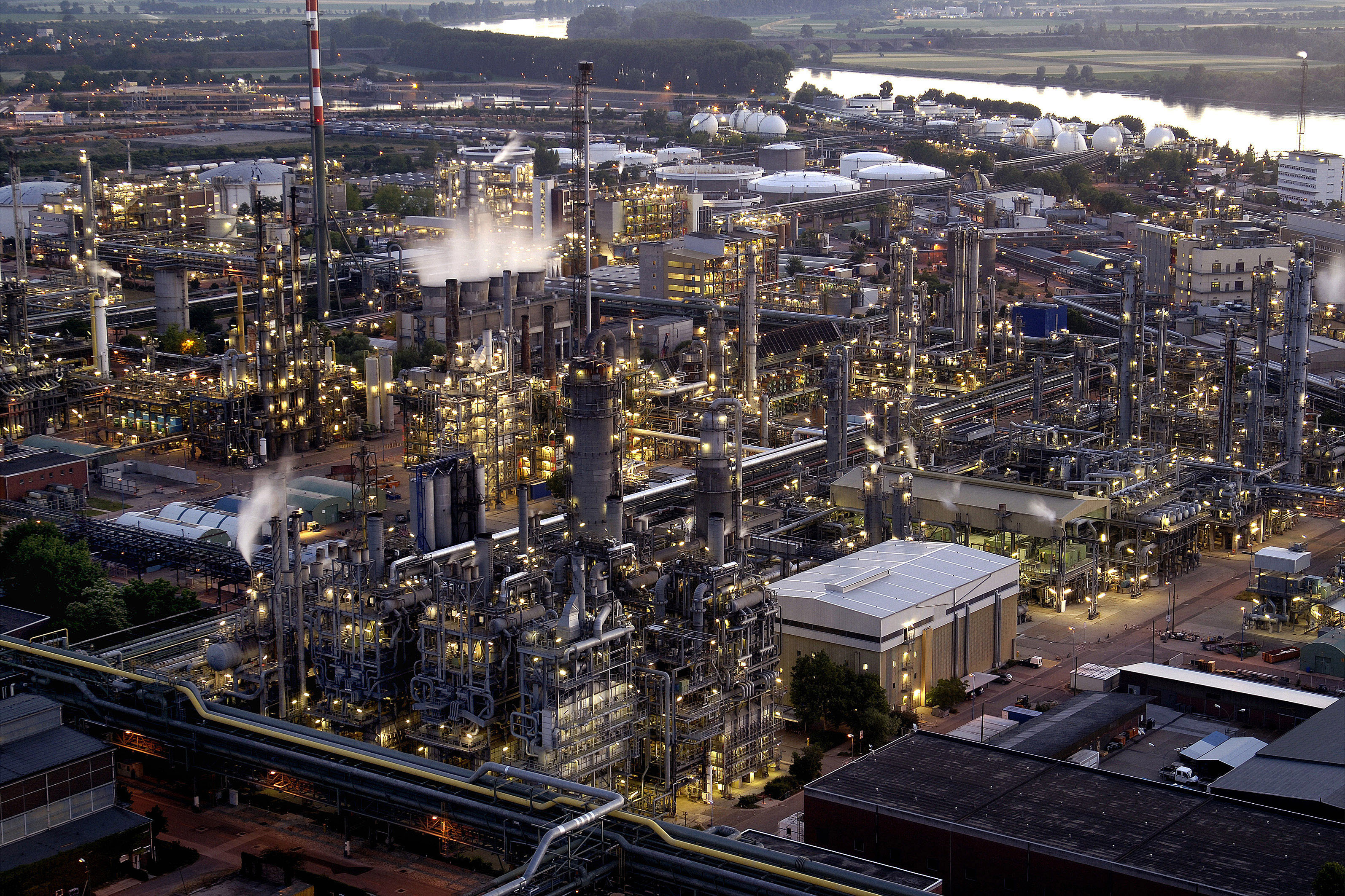 Какая промышленность в германии. Химический завод БАСФ В Германии. Людвигсхафен завод BASF. Промышленность Германии BASF. Северный Рейн-Вестфалия промышленность.